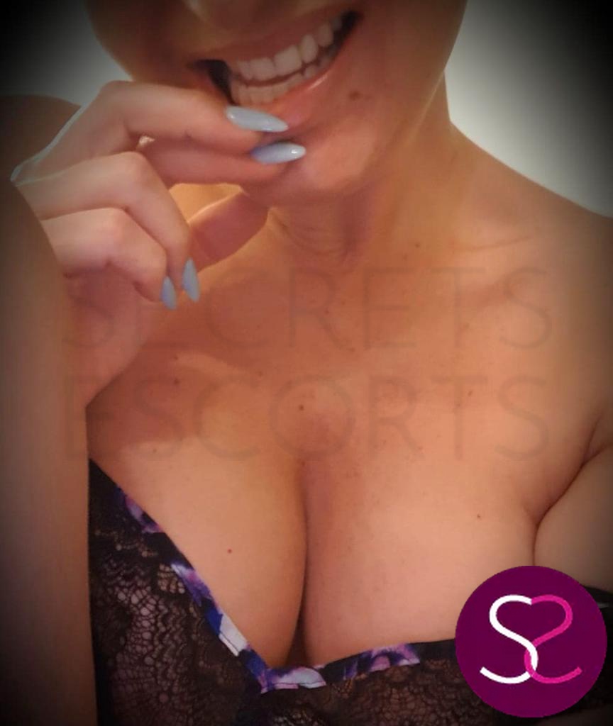 looking for mature and sexy... look no further
our delicious dahlia is available tonight 
ring 0161 798-6769
